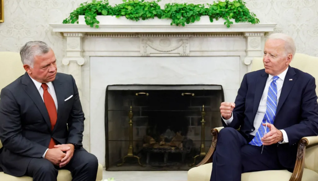 ملك الأردن وبايدن يبحثان هاتفياً المستجدات في المنطقة