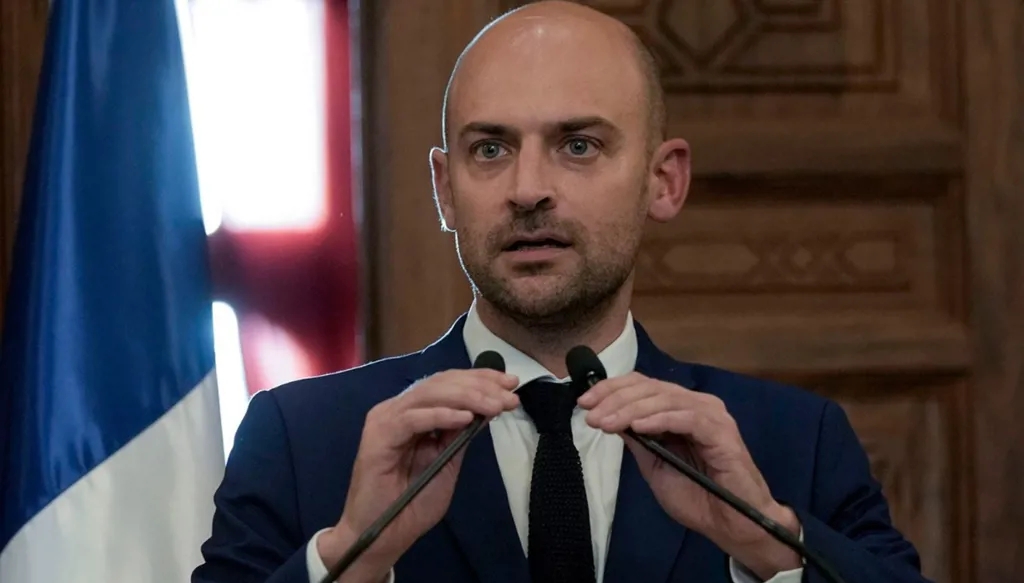 إيران تستدعي القائم بأعمال سفارة فرنسا بعد تصريحات بارو "المُهينة"