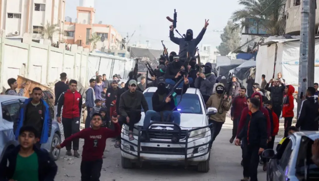 بالفيديو... شاهد لحظة تسلم إسرائيل الأسيرات من الصليب الأحمر وسط غزّة
