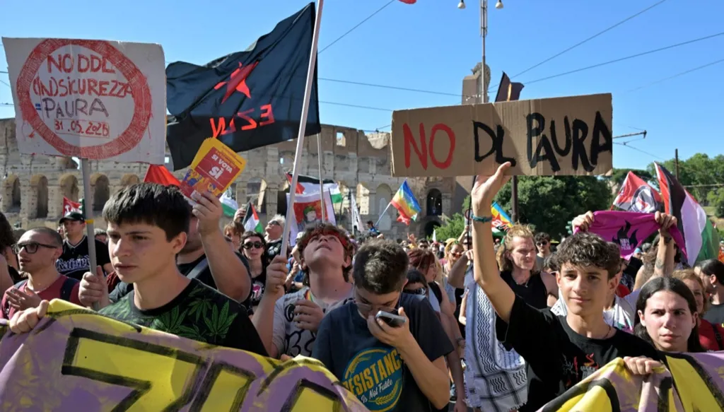 آلاف المتظاهرين في روما ضد حكومة ميلوني المحافظة