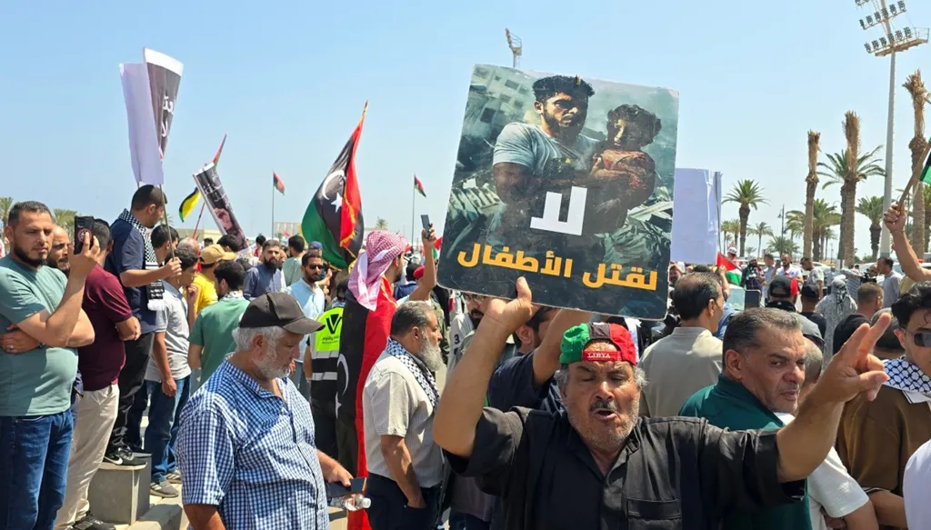 قافلة "الصمود" التضامنية مع غزة تصل طرابلس... وإسرائيل تطالب مصر بمنع مرورها