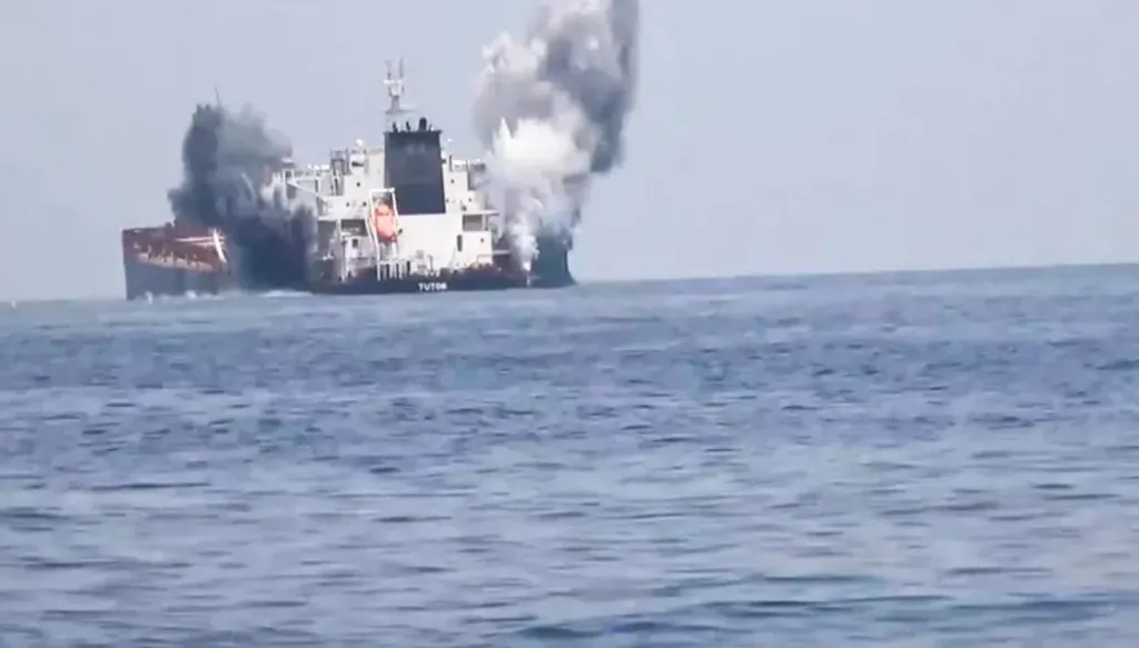 "بدأت بالغرق"... مهاجمة سفينة تجارية قبالة سواحل اليمن