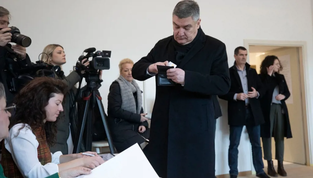 الرئيس الكرواتي المنتهية ولايته والمرشح المحافظ يتنافسان في الدورة الثانية