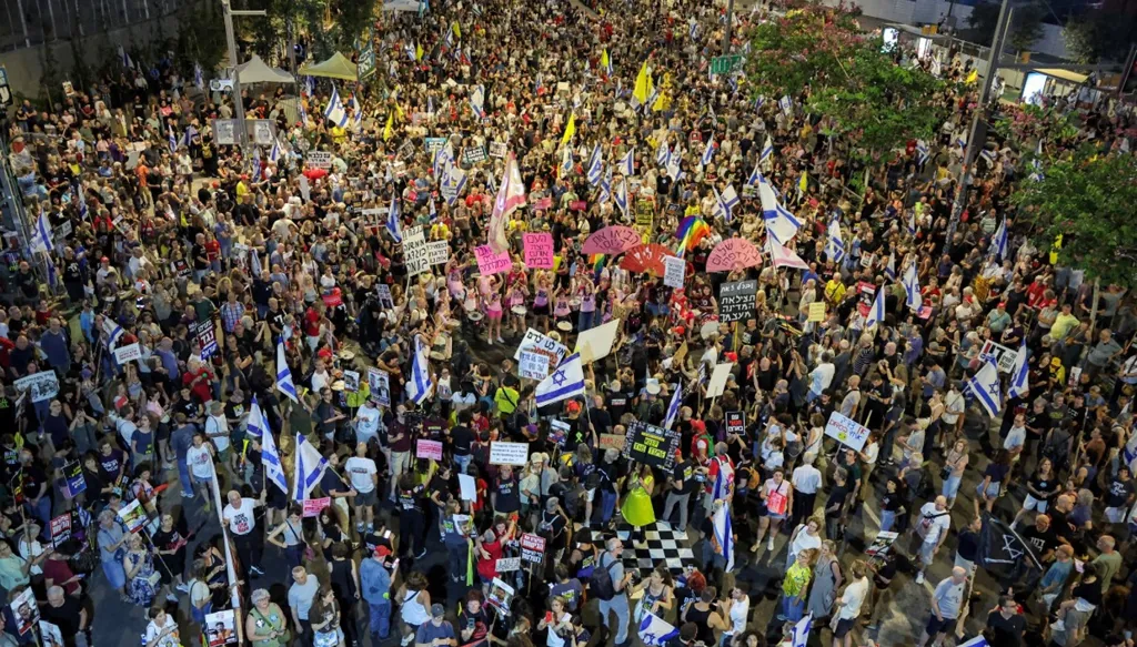 آلاف المتظاهرين الإسرائيليين يدعون إلى تأمين الإفراج عن الرهائن في غزة