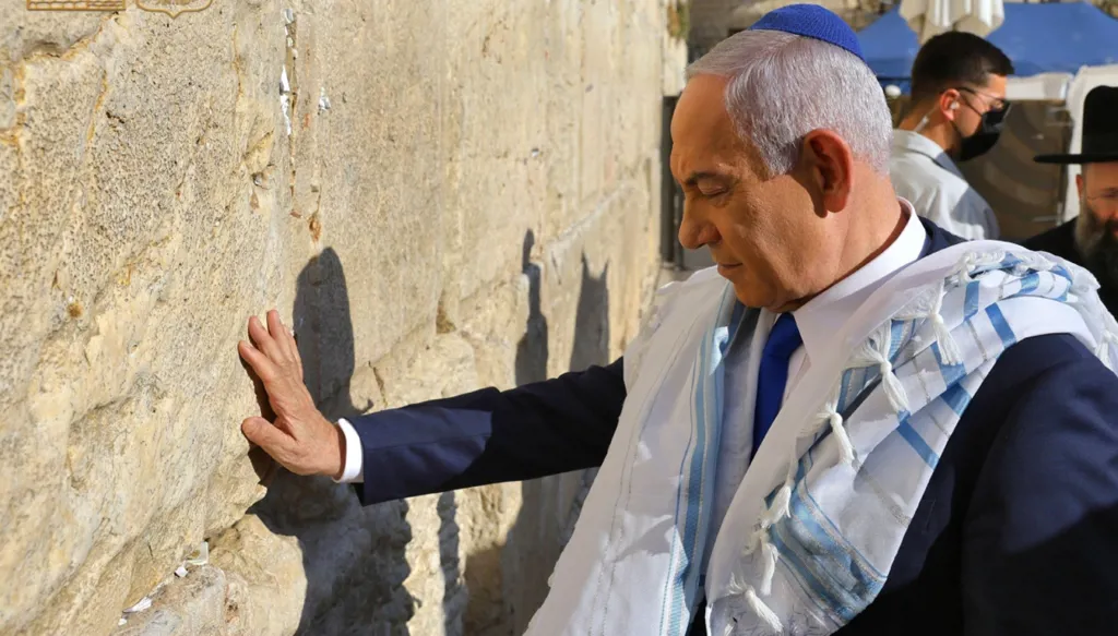 عند حائط البراق في القدس... نتنياهو يصلي شاكراً ترامب