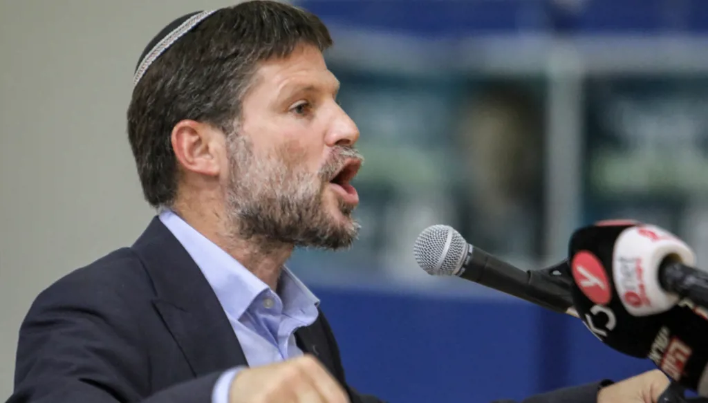 سموتريتش غاضب من مساعدات غزة ويدرس بقاءه بحكومة نتنياهو