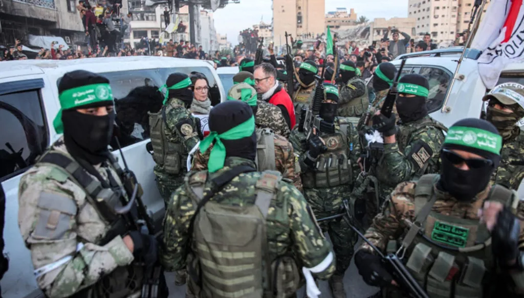 110 أسرى فلسطينيين يترّقبون حريتهم غداً... و"القسام" تعلن أسماء 3 رهائن للإفراج عنهم