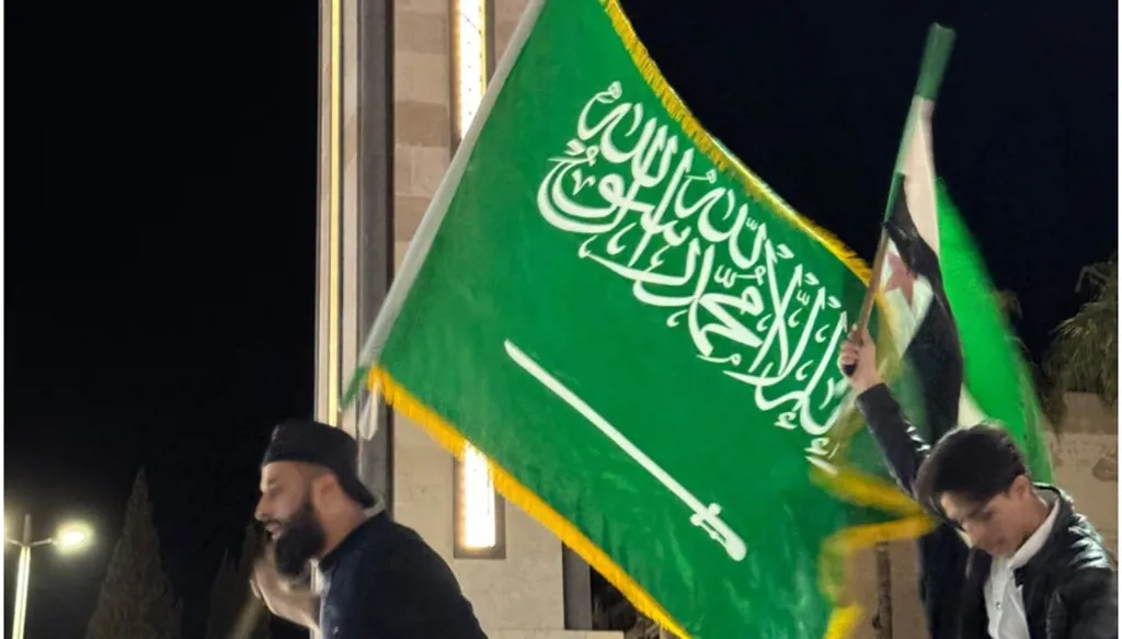 العلم السعودي يُرفرف... سوريون يحتفلون بقرار ترامب رفع العقوبات عن بلادهم (فيديو)