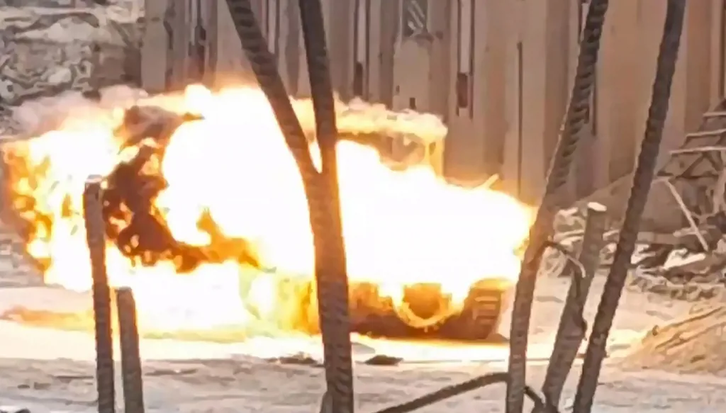 فلسطيني يخرج من بين الأنقاض ويفجر دبابة إسرائيلية... إعلام عبري: مؤشر مقلق (فيديو)