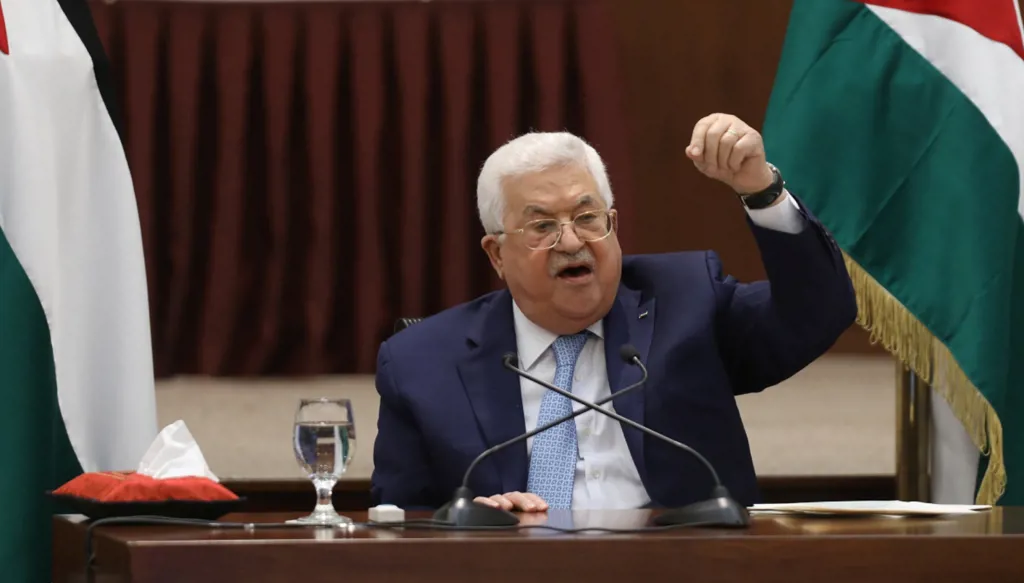 "هآرتس" عن الإعلان الدستوري لمحمود عباس: ضغوط استقالة ومنع حرب خلافة
