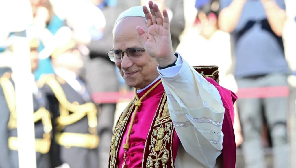 البابا يستلم كرسيه كأسقف روما في كنيسة القديس يوحنا اللاتراني