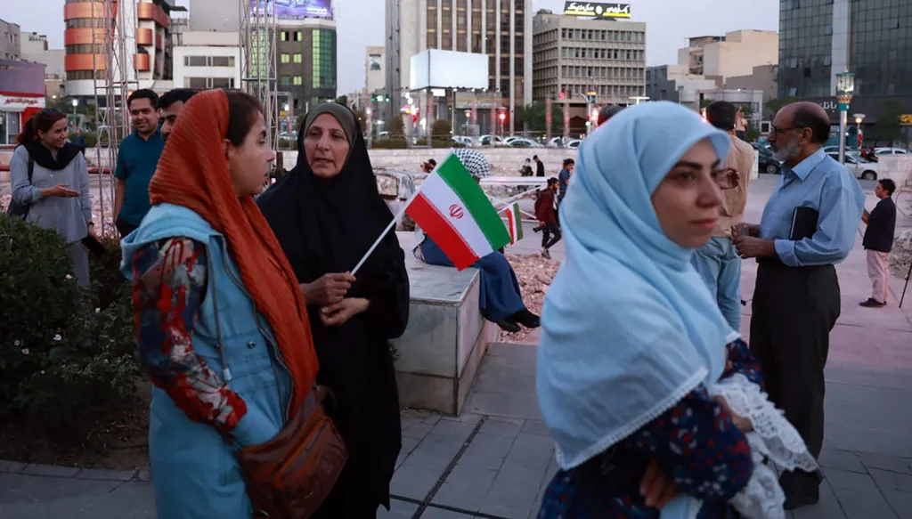 تجمع احتفالي في طهران بعد الضربات ضد القاعدة الأميركية في قطر