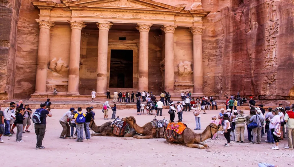 بعد "انفراجة" لم تدم طويلاً... أحداث الإقليم تعيد السياحة في الأردن إلى مربع الأزمة