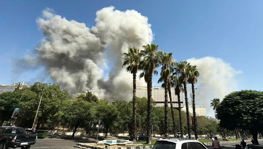 الجيش الإسرائيلي يُعيد تموضع بعض قواته من غزة إلى حدود سوريا