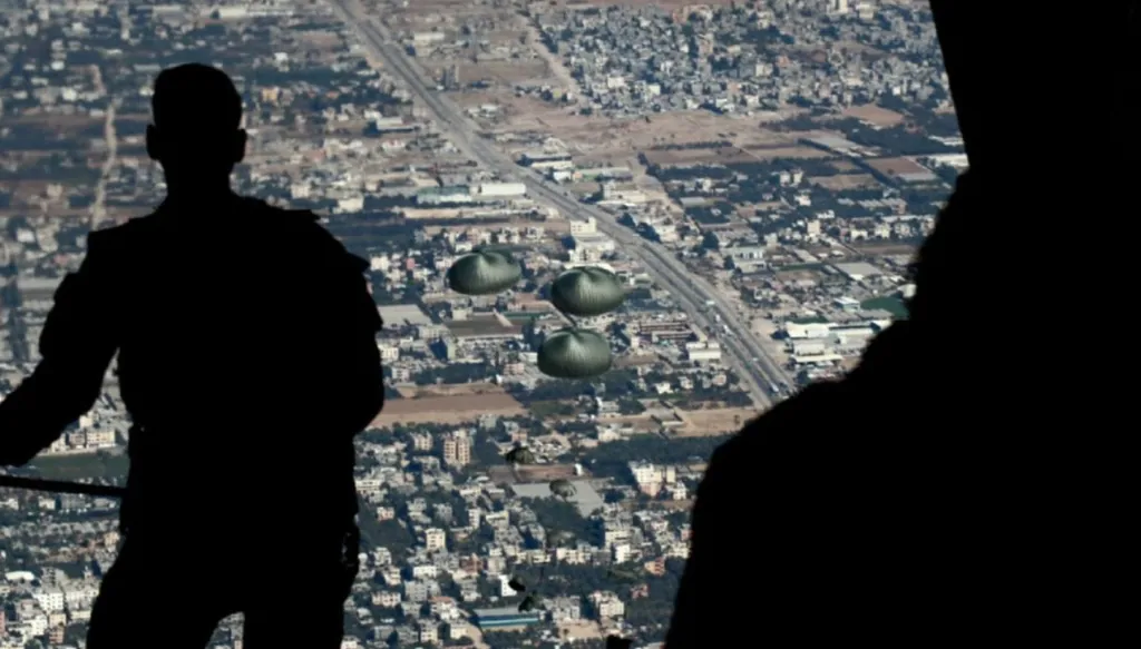 الجيش الأردني ينفذ إنزالاً جوياً جديداً لمساعدات على غزة