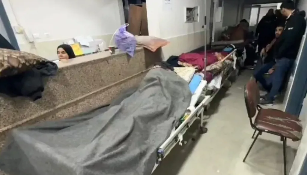 "صحة غزة": المستشفيات تغرق في بحر الإصابات... حماس تشترط لتسليم السلاح