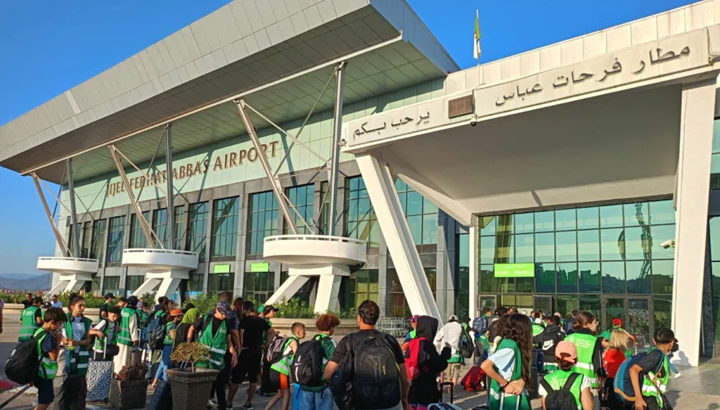 الجزائر: وفيات بسقوط طائرة في مطار فرحات عباس