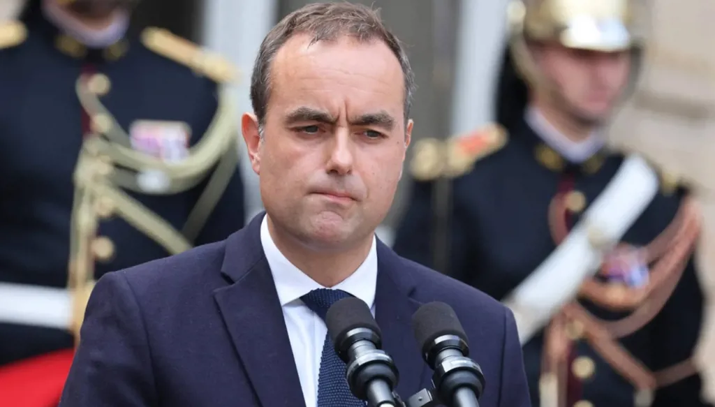 الحكومة الفرنسية تنجو من اقتراعين لحجب الثقة