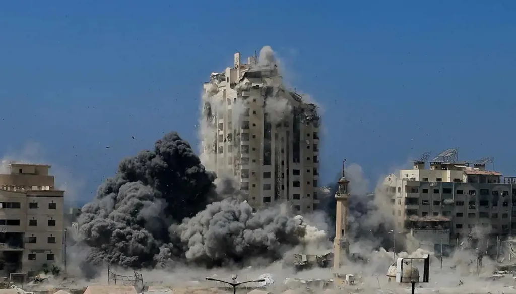 الجيش الإسرائيلي يدمر برج الجندي المجهول السكني بمدينة غزة (فيديو)