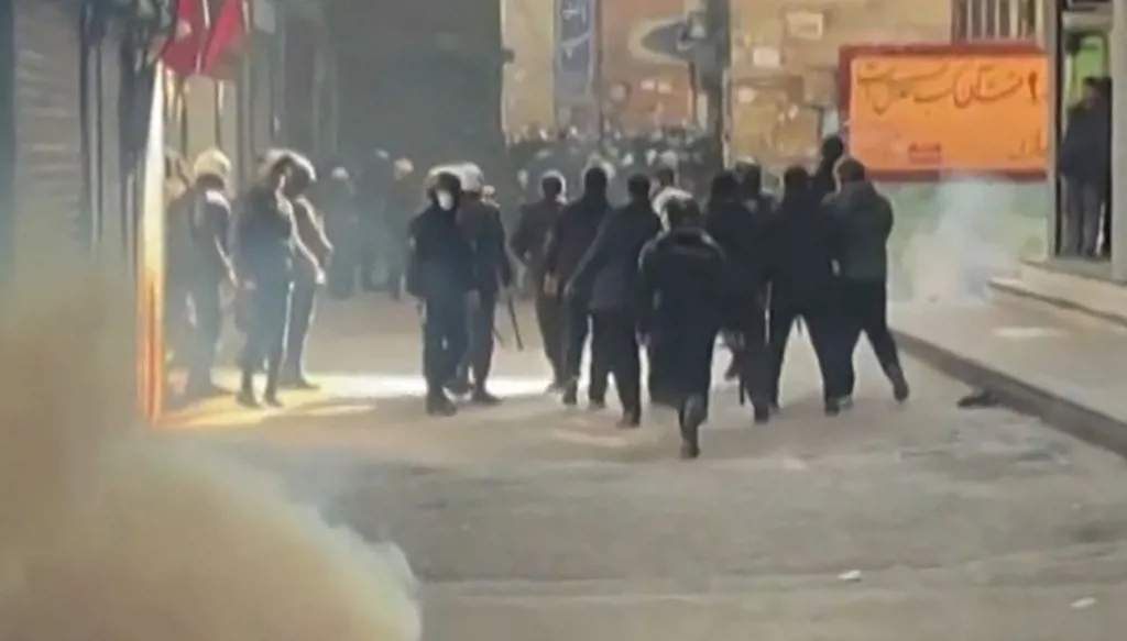 إيران... اندلاع مواجهات بين الأمن ومتظاهرين في "عبادان" واقتحام مخازن غذاء (فيديو)