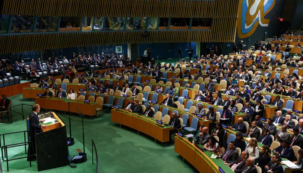 ماكرون يتحدث في انطلاق مؤتمر حل الدولتين (أ ف ب)