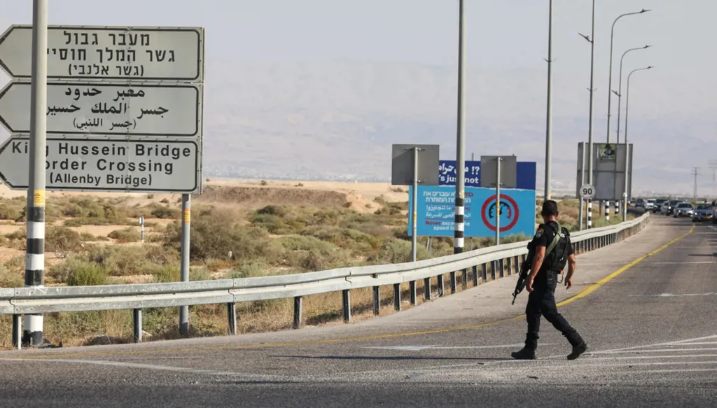 إسرائيل تعيد فتح معبر "اللنبي" أمام المساعدات المتّجهة إلى غزة