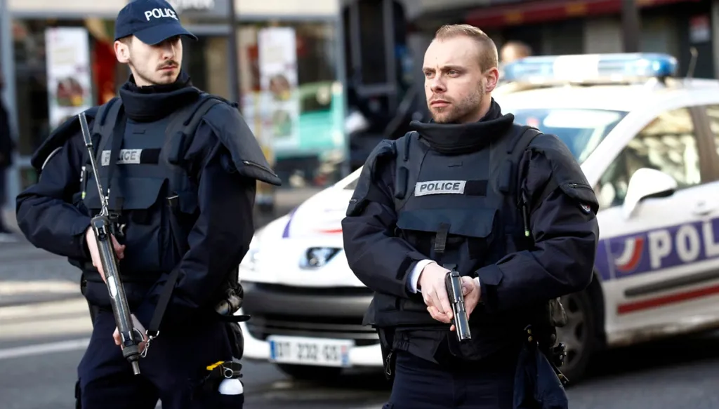 بعد طرده من العمل... فرنسا: تونسي ينفذ هجوماً بسكين والشرطة تقتله