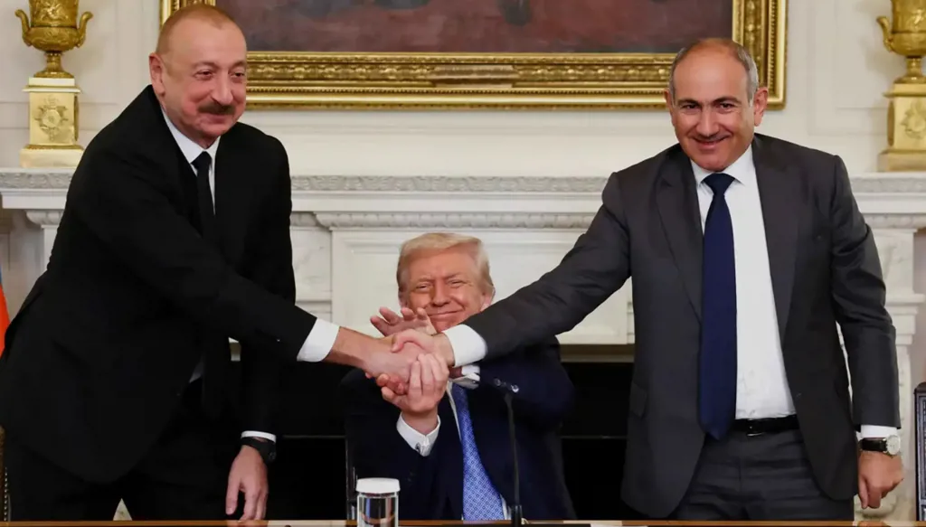 ترامب يتوسط باشينيان وعلييف (رويترز)