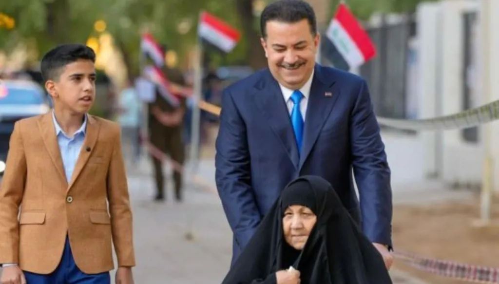رئيس الوزراء العراقي متوجهاً برفقة والدته للإدلاء بصوته (واع)