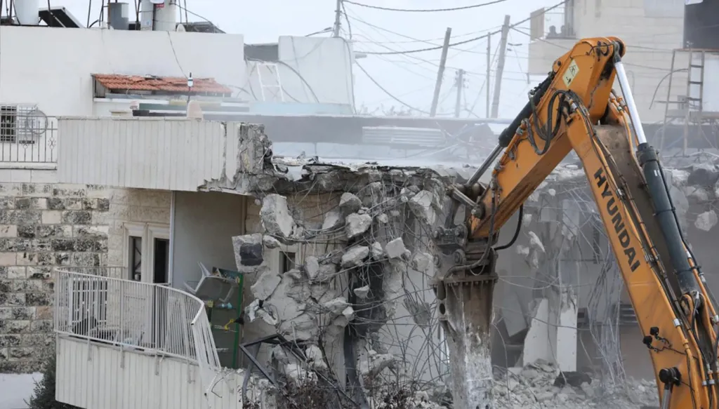 إسرائيل تهدم منزلي فلسطينيين قتلا 6 في هجوم بالقدس