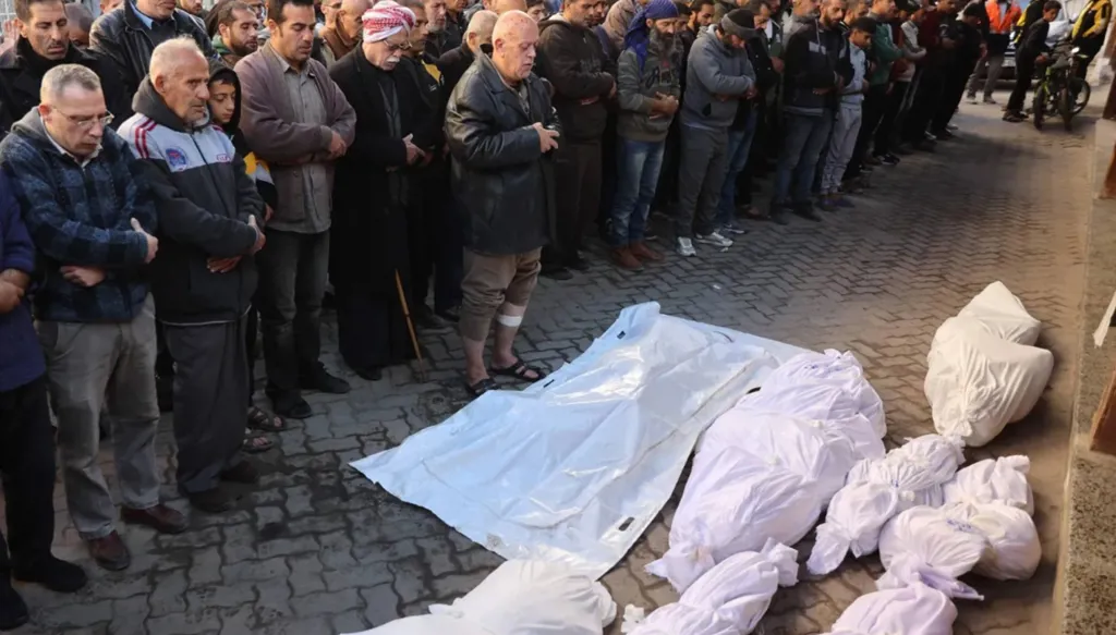 غزة... نقص حاد في الأكفان وسط ارتفاع الوفيات