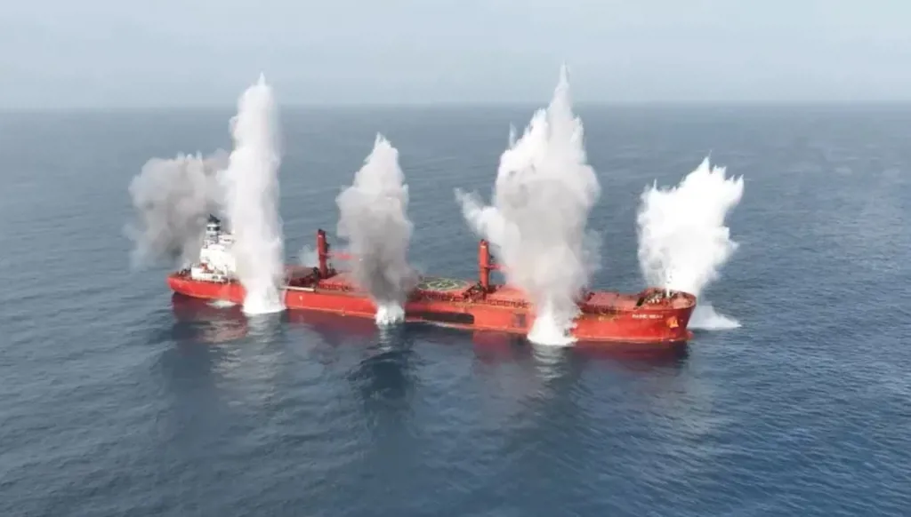 بوساطة عُمانية... الحوثيون يعلنون الإفراج عن ناجين من سفينة أغرقوها قبل أشهر