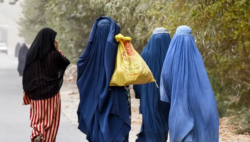 أفغانستان تشن حملة قمع ضد احتجاجات مناهضة للحجاب في غرب البلاد