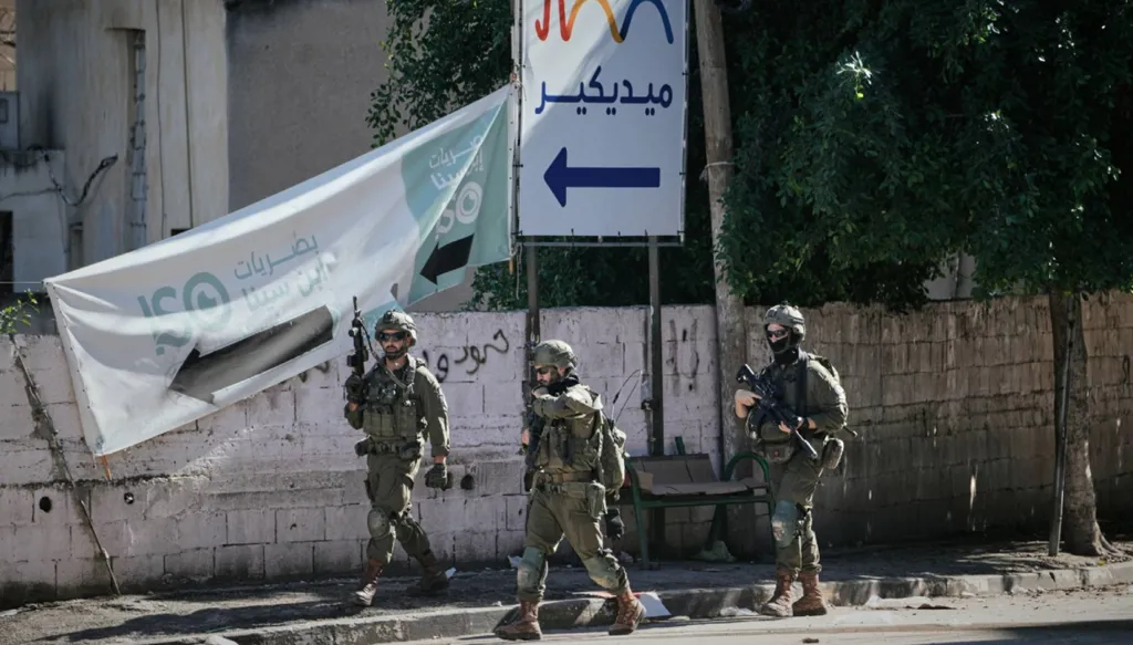 عشرات المحتجزين الفلسطينيين بهجوم إسرائيلي واسع على "طوباس" في الضفة (فيديو)