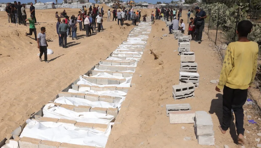 إسرائيل تسلم جثامين 30 فلسطينيا إلى غزة عبر الصليب الأحمر