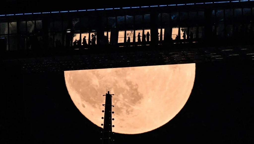 عشاق الفلك يرصدون خسوف القمر (فيديو وصور)