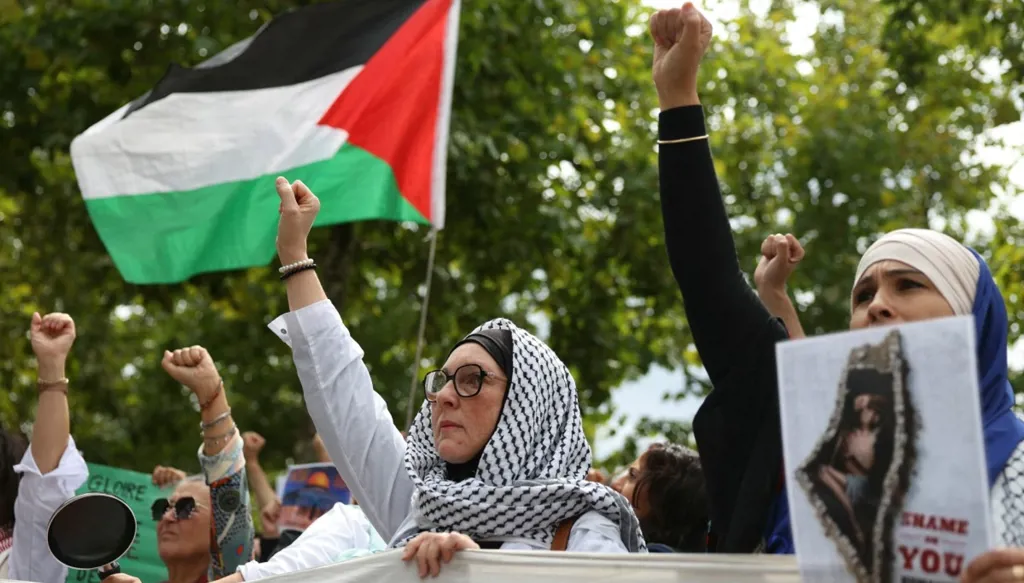 طالبة فلسطينية متهمة بمعاداة السامية تغادر فرنسا إلى قطر