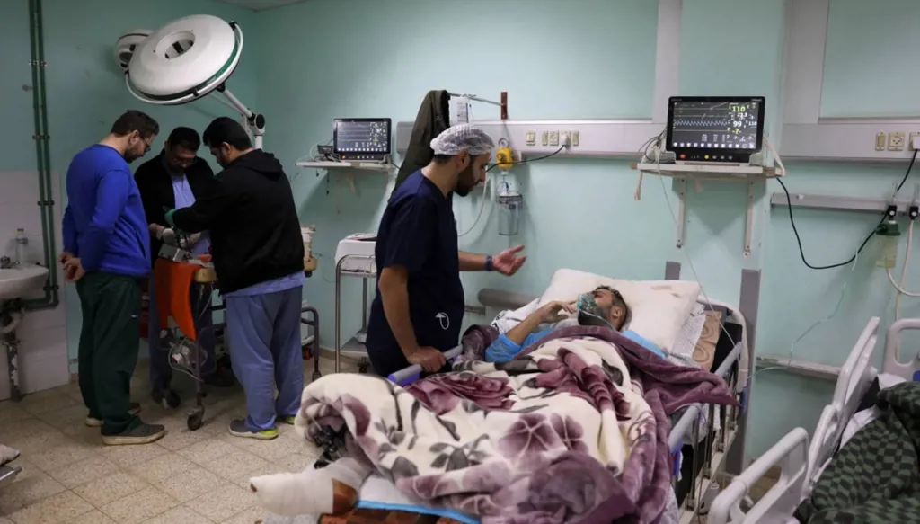 مرضى غزة يواجهون انتظاراً مؤلماً... والمستشفيات تئن تحت وطأة زيادة الحالات