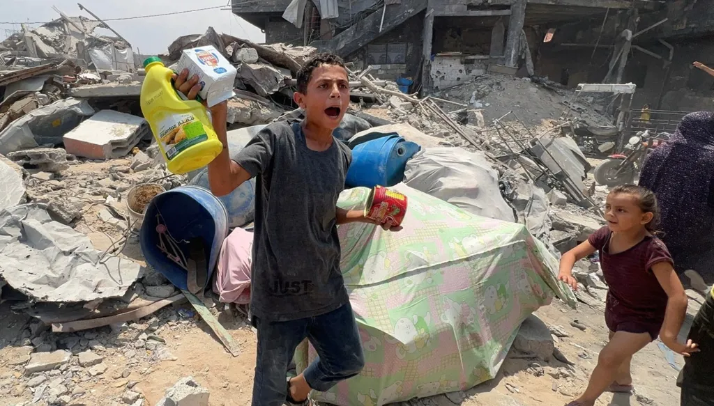 فتى في غزة يحظى بمساعدات غذائية (أ ف ب)