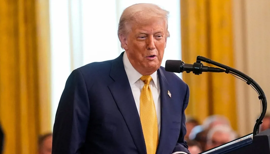 ترامب يلمّح إلى توجيه ضربات برية لفنزويلا مع تصاعد التوتر بين البلدين