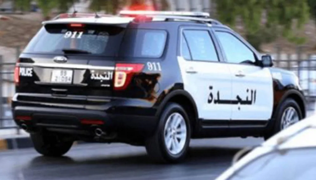 بالفيديو... أردني بقبضة الأمن بعد ما فعله مع سائح أجنبي