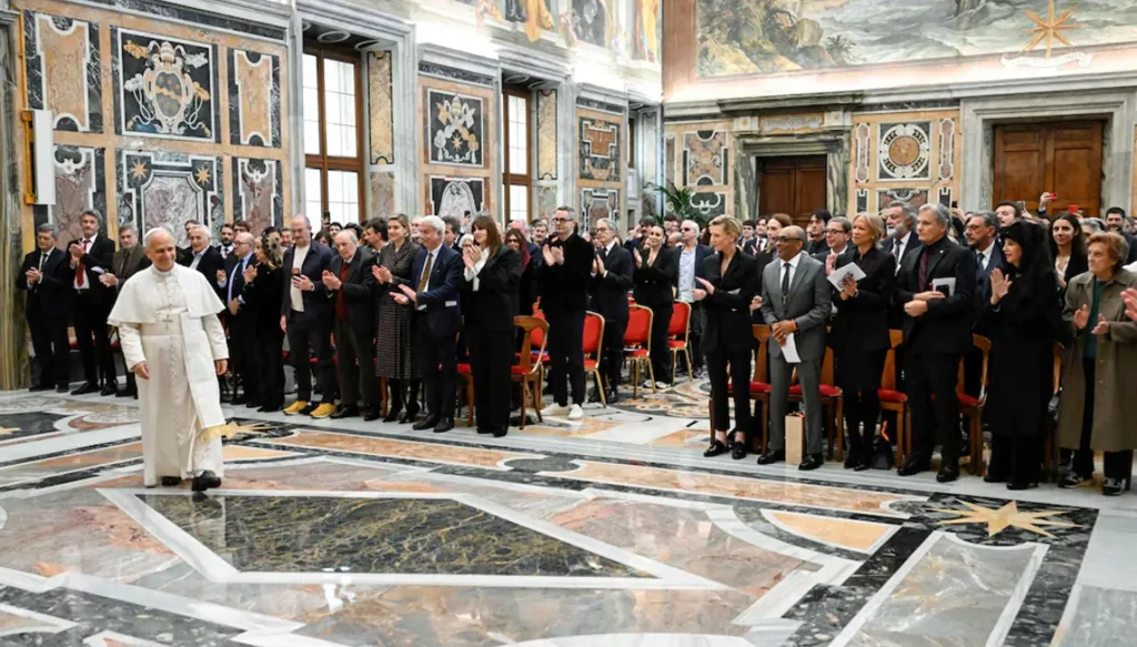 بابا الفاتيكان يستقبل نجوماً من هوليوود: دور السينما تشهد تراجعاً مقلقاً