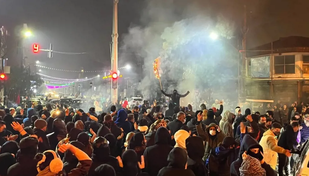 بالفيديو... حديث عن جثث مكدسة واستهداف عيون المتظاهرين في إيران