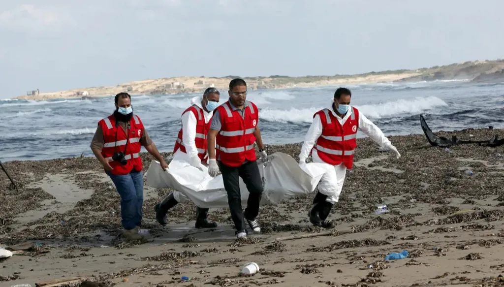 18 قتيلاً في غرق مركب مهاجرين قبالة ليبيا