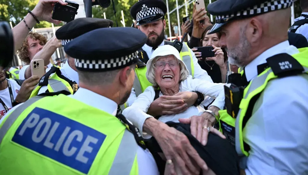 محاكمة ستة بريطانيين مناصرين للفلسطينيين... ما علاقة إسرائيل؟