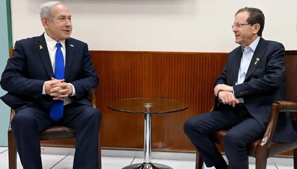 بالفيديو... احتجاجات أمام منزل الرئيس الإسرائيلي بعد طلب نتنياهو العفو