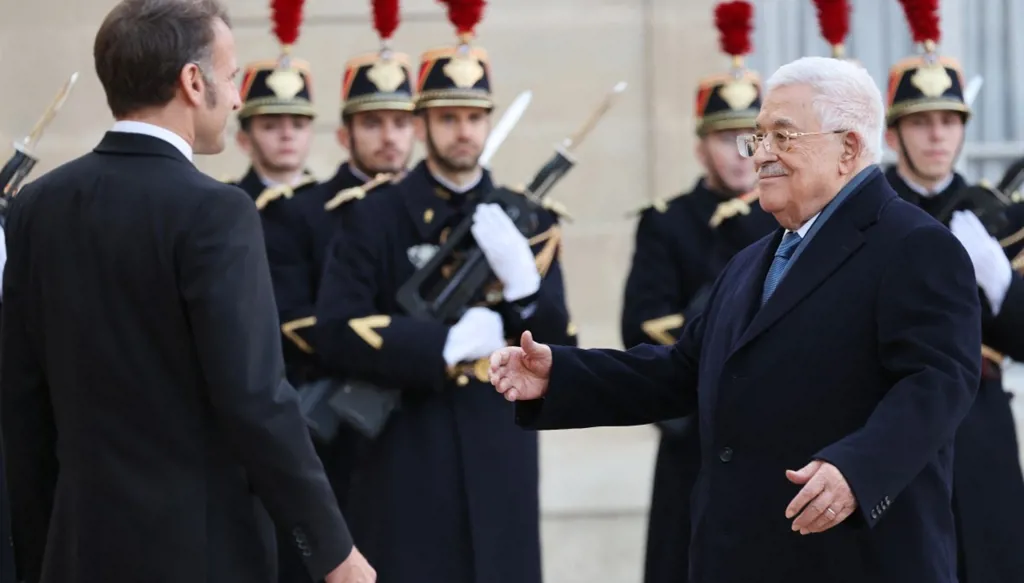 لقاء ماكرون وعباس... تشكيل "لجنة مشتركة" لصياغة دستور الدولة الفلسطينية