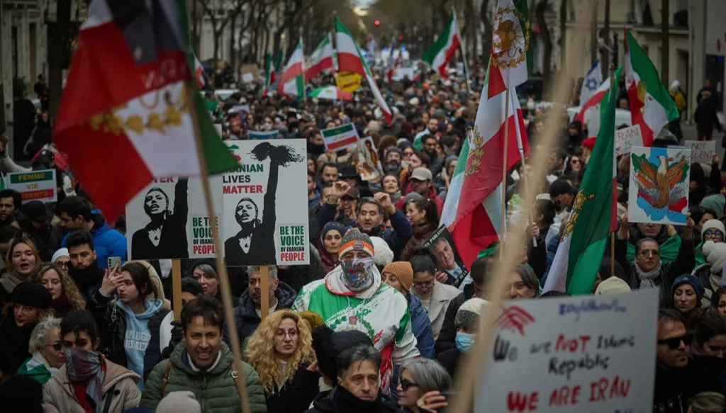 تحركات واسعة بلندن وباريس دعماً للمتظاهرين في إيران
