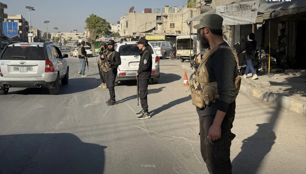 حمص... انتشار أمني وحظر تجول بعد جريمة قتل زوجين ووضع عبارات طائفية