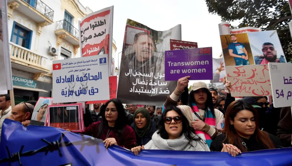 للأسبوع الرابع على التوالي... مئات يتظاهرون في تونس دفاعاً عن الحريات